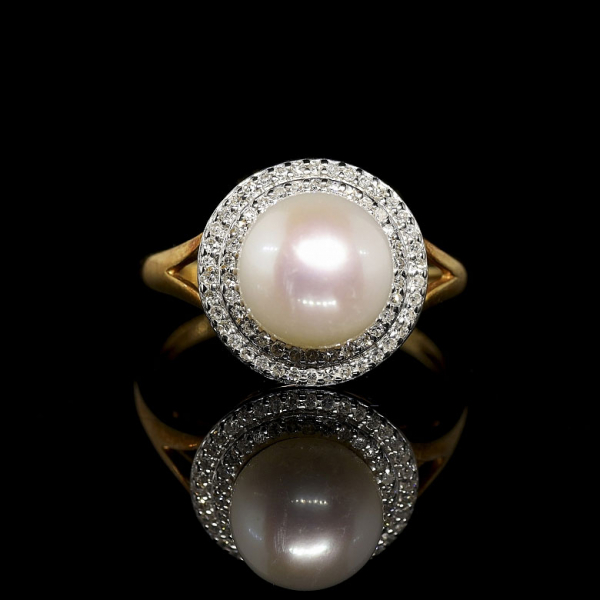 Anillo en oro amarillo de 18 kt con perla y diamantes.  