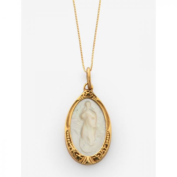 Cadena y colgante en oro amarillo con placa central en nácar representando Virgen.