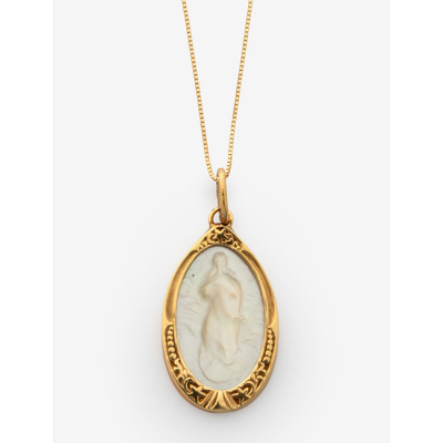 Cadena y colgante en oro amarillo con placa central en n&aacute;car representando Virgen.