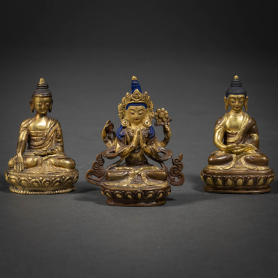 Conjunto de tres budas en bronce dorado con restos de policromía de la dinastía Qing (1644-1912)