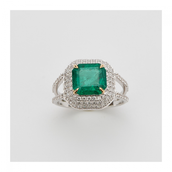 Sortija en oro blanco con esmeralda de Zambia talla octogonal y pavé de diamantes talla brillante.