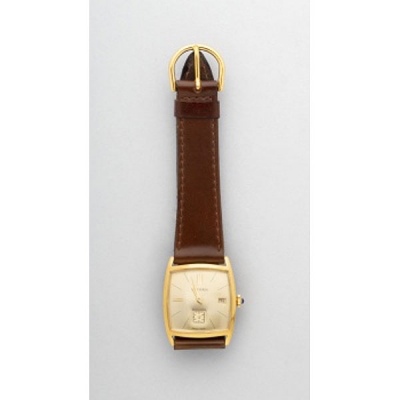 Reloj de caballero marca Boucheron con caja chapada en oro, esfera champán. Correa en piel marrón. Cuerda.