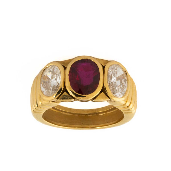 Sortija de alta joyería, años 80-90, en sólida montura de oro amarillo 18 K, con un bello rubí natural 