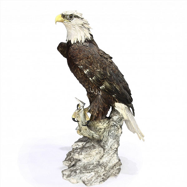 Gran figura de porcelana policromada con forma de águila americana 