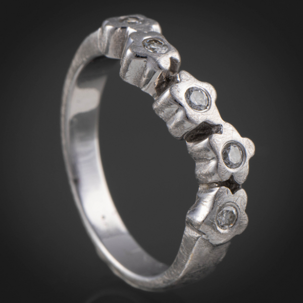 Anillo en oro blanco de 18 kt con cinco brillantes.