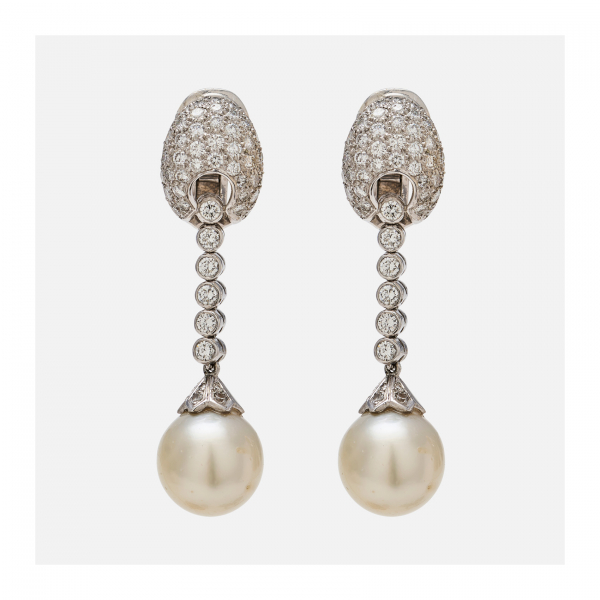 Pendientes largos en oro blanco con motivo oval y barrita de diamantes talla brillante rematada por perla Australiana de 12 mm.