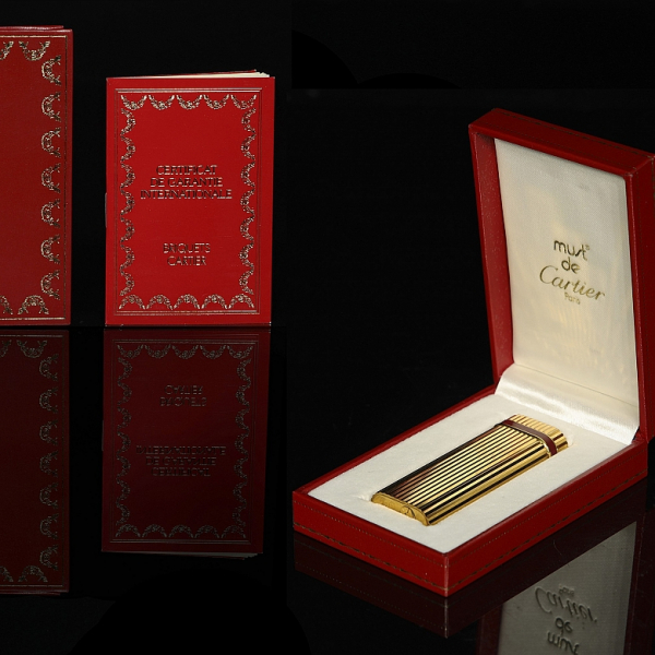 Cartier "Encendedor Les Must" chapado en oro. 