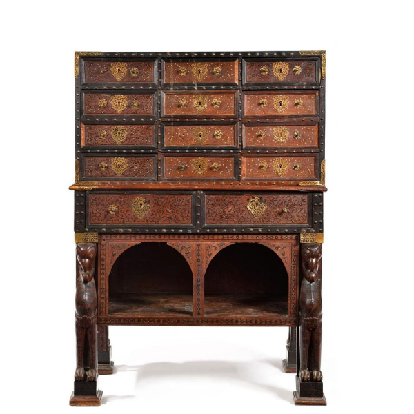 Bargue&ntilde;o indo-portugu&eacute;s con decoraci&oacute;n de marqueter&iacute;a y soporte zoomorfo, India Portuguesa, siglo XVII. 