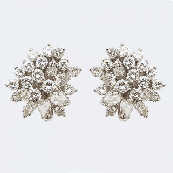 Pendientes en oro blanco con diamantes tallas brillante y perilla engastados en garras.