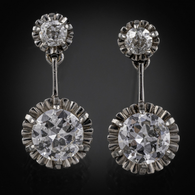 Elegante pareja de pendientes largos en oro amarillo y oro blanco de 18 kt