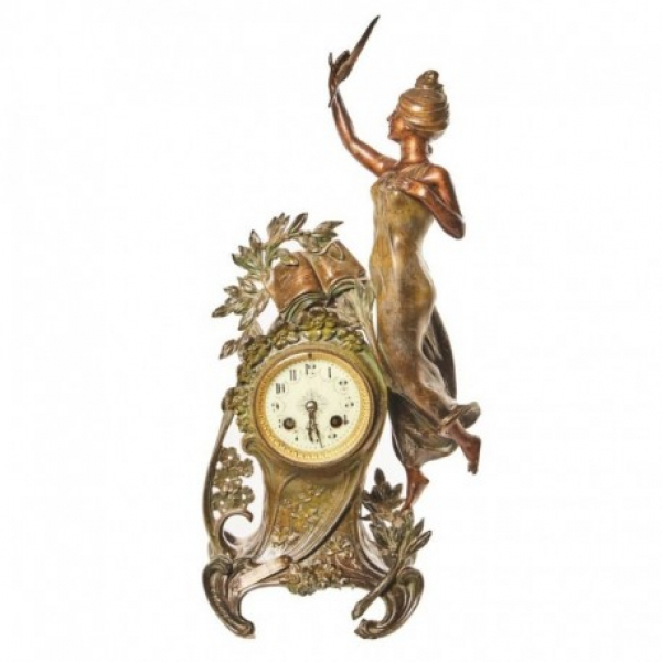 Reloj de sobremesa francés Art Noveau en calamina con decoraciones florales y de alegoría, ppios. del s.XX
