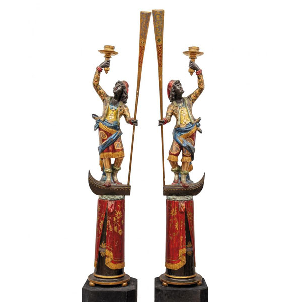 Pareja de grandes torcheros venecianos Italia, circa 1900, realizados en madera tallada, estucada y dorada.