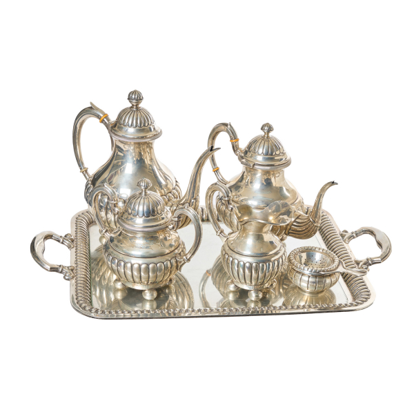 Juego de café y té de seis piezas en plata española punzonada con contrastes del platero Jose Amor, con decoración gallonada y de roleos.
