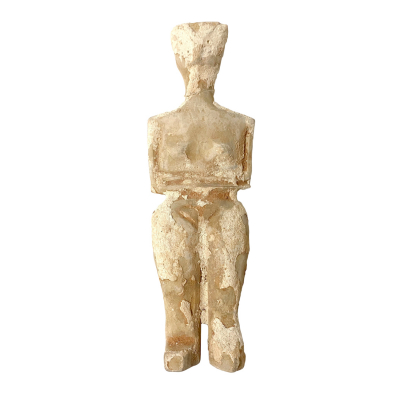 Estatuilla antropomorfa femenina en mármol tallado con concreciones calcáreas, cultura cicládica, Naxos (Grecia), c.2650-2400 a.C.