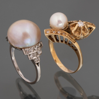 Conjunto de dos anillos en oro blanco y oro amarillo de 18kt con perla cultivada y perla japonesa con brillantes.
