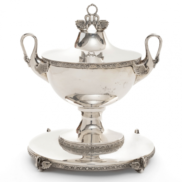 Elegante centro de plata estilo Imperio en plata española y punzonada del siglo XX.
