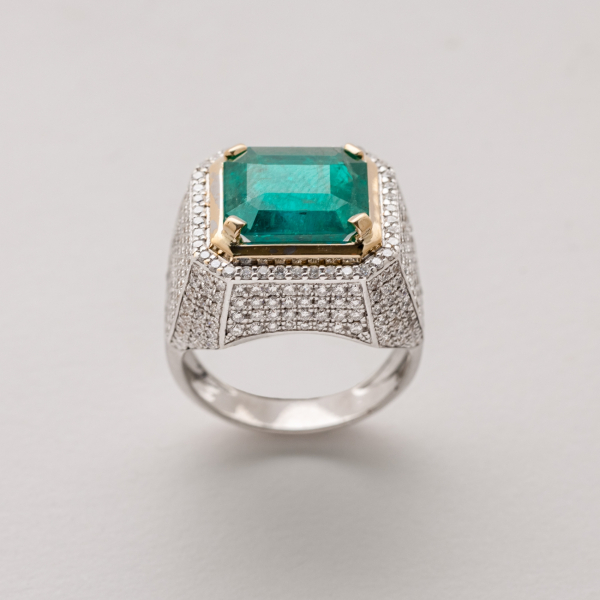 Sortija sello en oro bicolor con esmeralda colombiana talla octogonal y cuerpo de pav&eacute; de diamantes talla brillante.