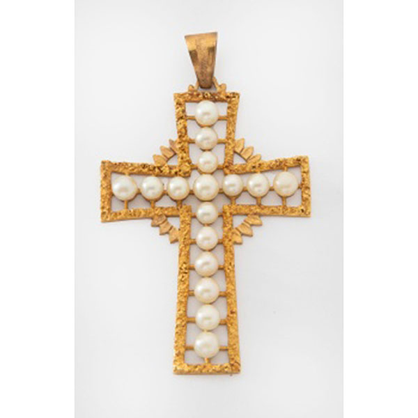Colgante representando cruz en oro amarillo con perlas en el interior.