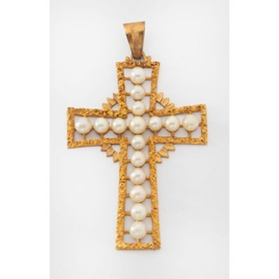 Colgante representando cruz en oro amarillo con perlas en el interior.