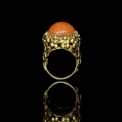 Anillo de oro amarillo de 18k con coral. 