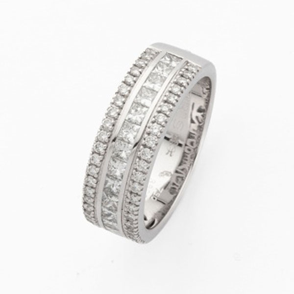 Sortija en oro blanco con fila de diamantes talla princesa y dos filas de diamantes talla brillante