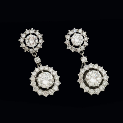 Pendientes de oro blanco de 18 K. con brillante de 2,25 cts. aprox. orlado de brillantes y un brillante de 1 ct. aprox. en la parte superior orlada de brillantes.