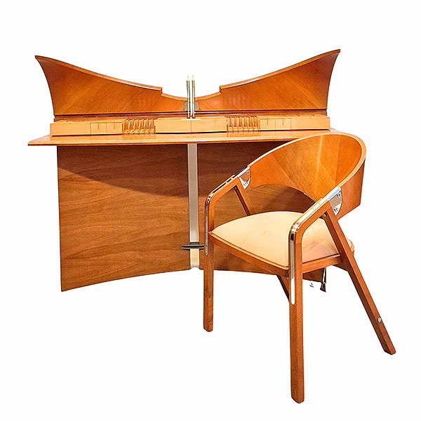 Jaume Tresserra Clapés (Barcelona, 1943)  Mueble recibidor "Butterfly" y silla "Spinnacker".  En madera de nogal claro.