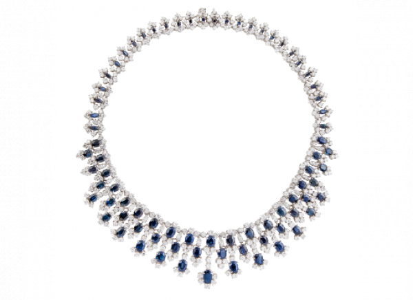 Elegante collar de zafiros de talla oval y brillantes alternos, en diseño que aumenta de tamaño en la parte frontal, engastasdos en garras a difrentes alturas.   En oro blanco de 18K.