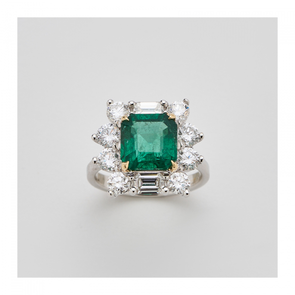 Sortija rosetón en oro blanco con esmeralda de Zambia  