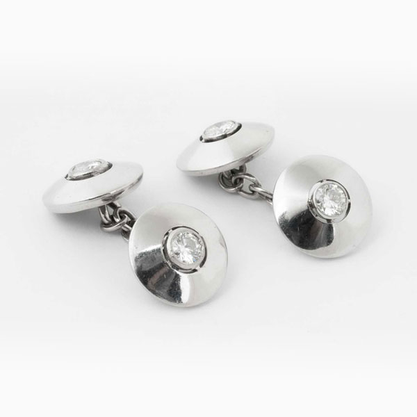 Par de gemelos dobles vintage en oro blanco 18 K o platino con un limpio y blanco diamante, talla brillante, en chatón calado y grafilado