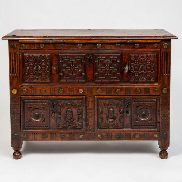 Mueble estilo renacentista en madera de del siglo XX.