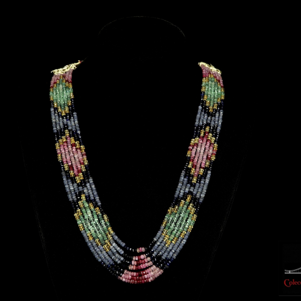 Collar de 7 hileras y piedras variadas, India, con un vistoso entramado de motivos geométricos.