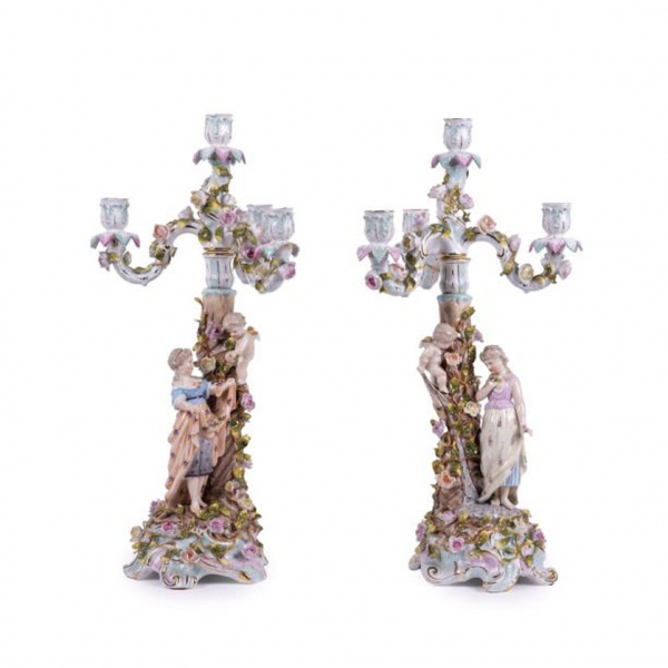 Pareja de candelabros de porcelana Sitzendorf, c. 1900.   