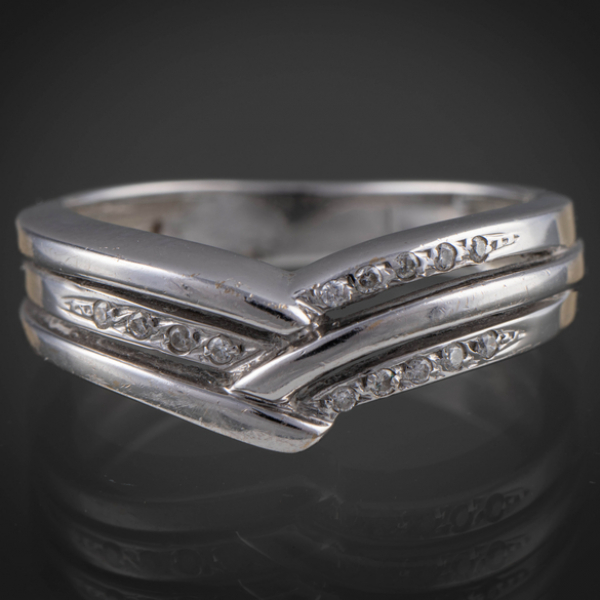 Bonito anillo en oro blanco de 18 kt con tres bandas de brillantes.