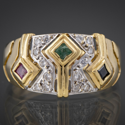 Anillo en oro amarillo de 18 kt con zafiros, esmeraldas rubíes y brillantes.