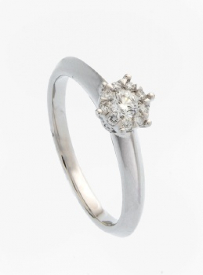 Sortija en oro blanco con diamante central y orla de diamantes talla brillante con un peso total de 0,3 cts.aprox.