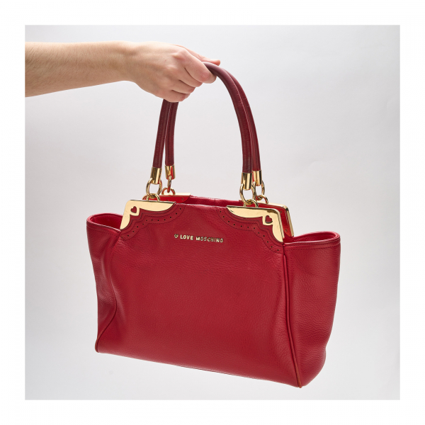 LOVE MOSCHINO. Bolso en cuero de tonalidad roja con cierre de cremallera con herrajes y logotipo en metal dorado.