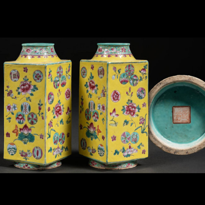 Pareja de jarrones de porcelana? oriental en amarillo y con decoración vegetal, y sello en la base.