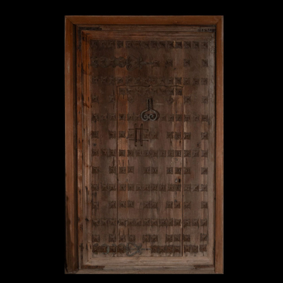 Port&oacute;n de clavos, escuela espa&ntilde;ola, Siglo XVII.  Hierro y madera. 