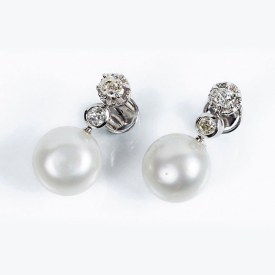 Pendientes vintage en oro blanco 18 K, con un limpio y blanco diamante talla &#039;cojín&#039; antigua en garras de ilusión, y una gran perla australiana colgante