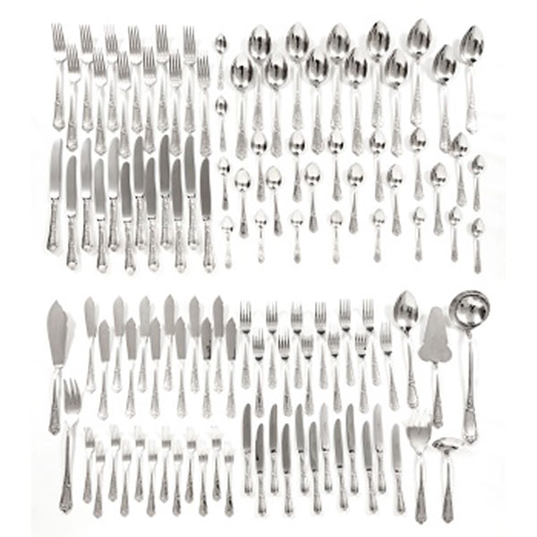 Cubertería en plata con decoración vegetal, flores y rocallas Estilo Luis XVI. Marcas de platero Cruz de Malta.  Época: S. XX