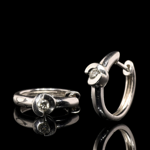 Pendientes en oro blanco de 18 kt y diamantes.   