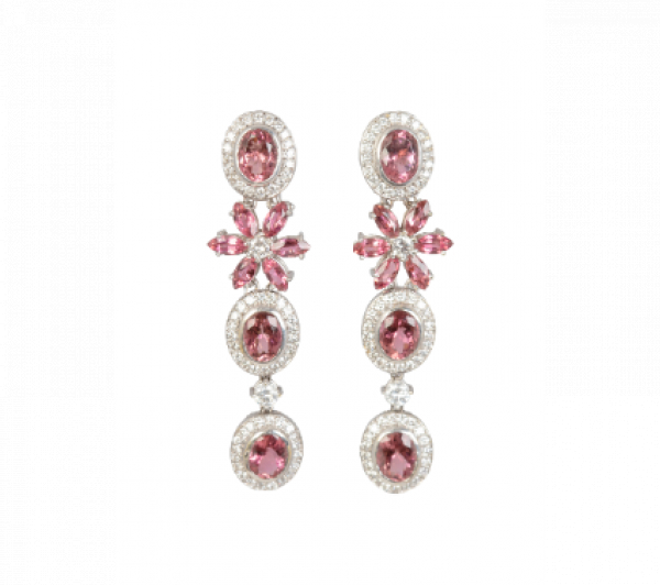 Pendientes largos de brillantes y turmalinas, con dise&ntilde;o que combina flor.   En oro blanco de 18 K.