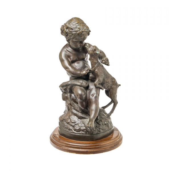 Escuela europea, s.XX. Niño con cabritilla. Escultura en bronce patinado sobre peana en madera.