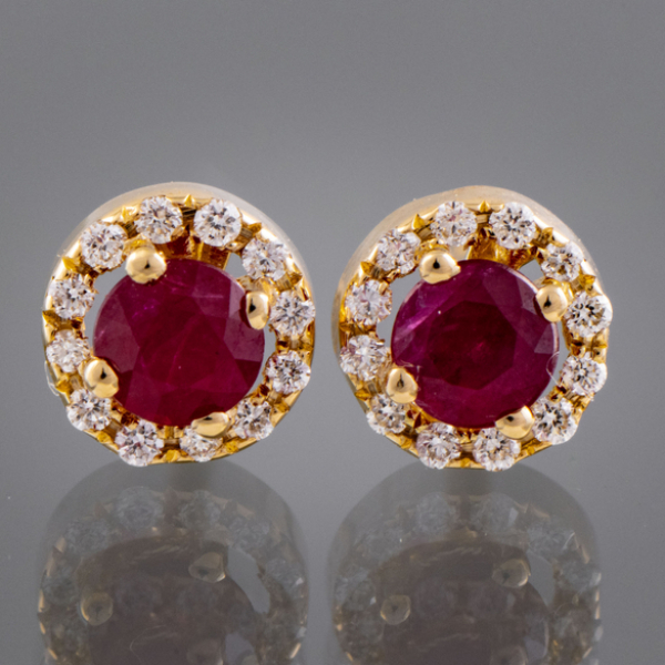 Pareja de pendientes en oro amarillo de 18 kt con rubí central orlado de brillantes.