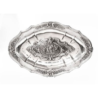 Bandeja de colgar en plata con decoración de flores, hojas y rocallas. Estilo Luis XVI. Marcas de platero. Cataluña.