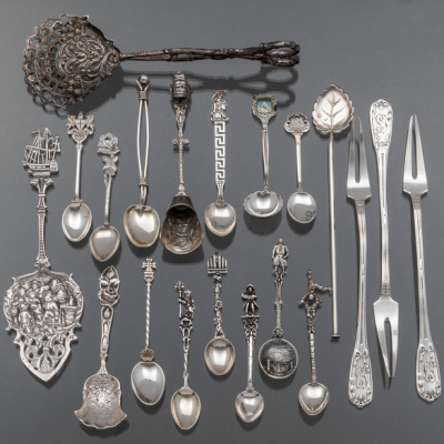 Conjunto de cucharillas, pinzas y palas de servir en plata española punzonada del siglo XX
