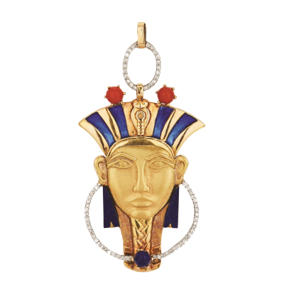 Colgante diseño efigie egipcia en oro bicolor mate y brillo con diamantes talla brillante, esmalte, lapislázuli y cabujones de coral de 4,5 mm.