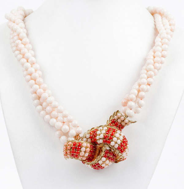 Elegante collar de cuatro vueltas de cuentas de coral 'piel de angel' con espléndido broche-alfiler vintage de alta joyería, en oro amarillo con corales rosas y ágata cornalina.