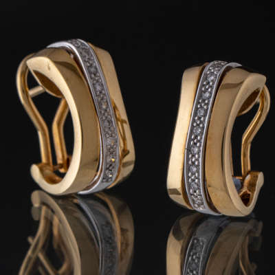 Pareja de pendientes en oro amarillo y oro blanco de 18 kt con banda de brillantes.